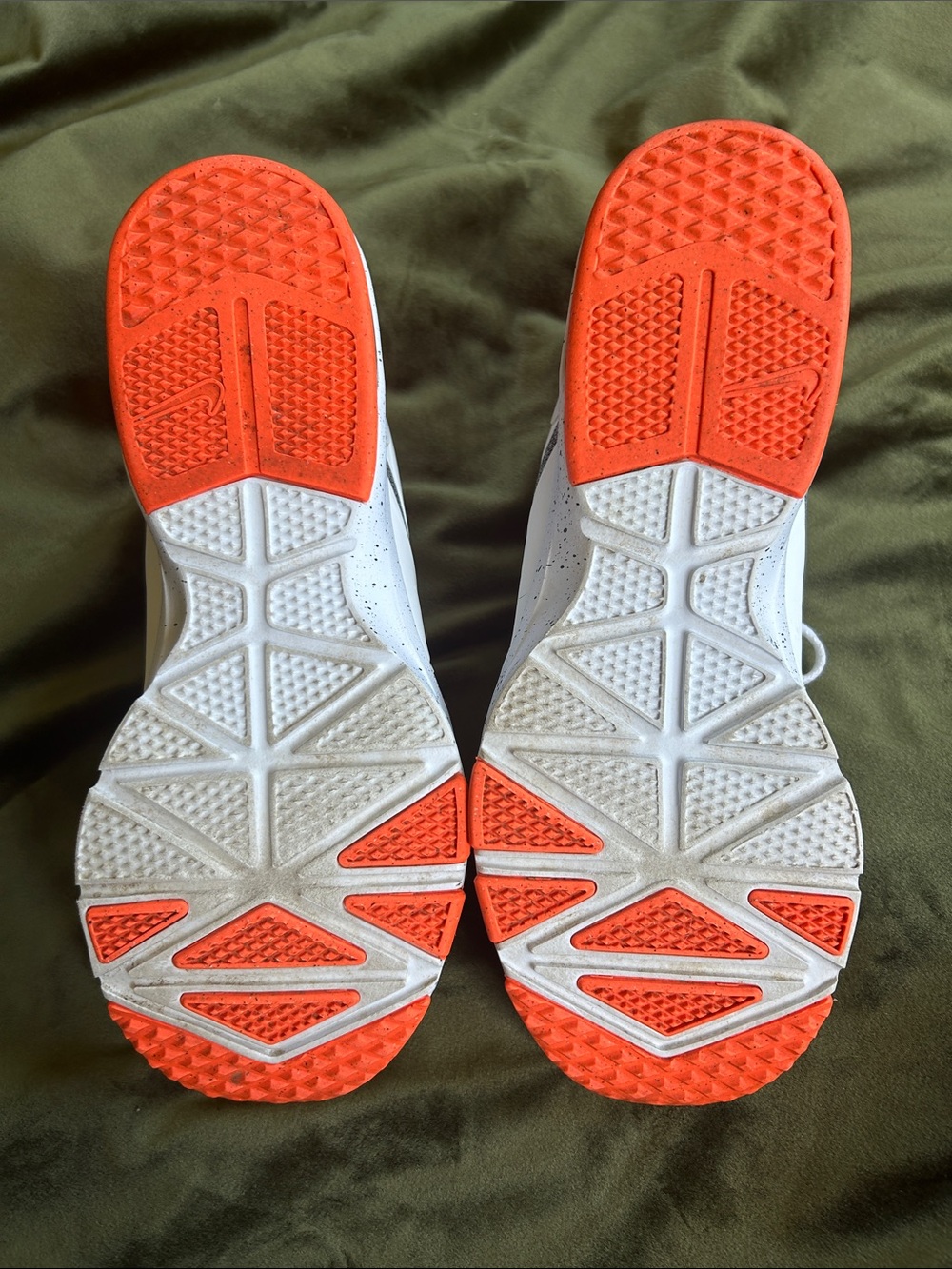 Nike women’s training sneaker. Size 9 - Picture 4 of 8